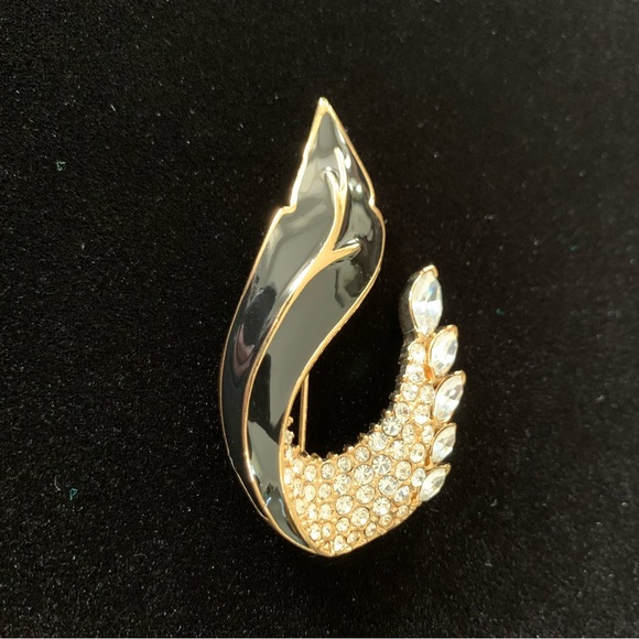 VINTAGE Crown Trifari Brooch - Picture 8 of 12